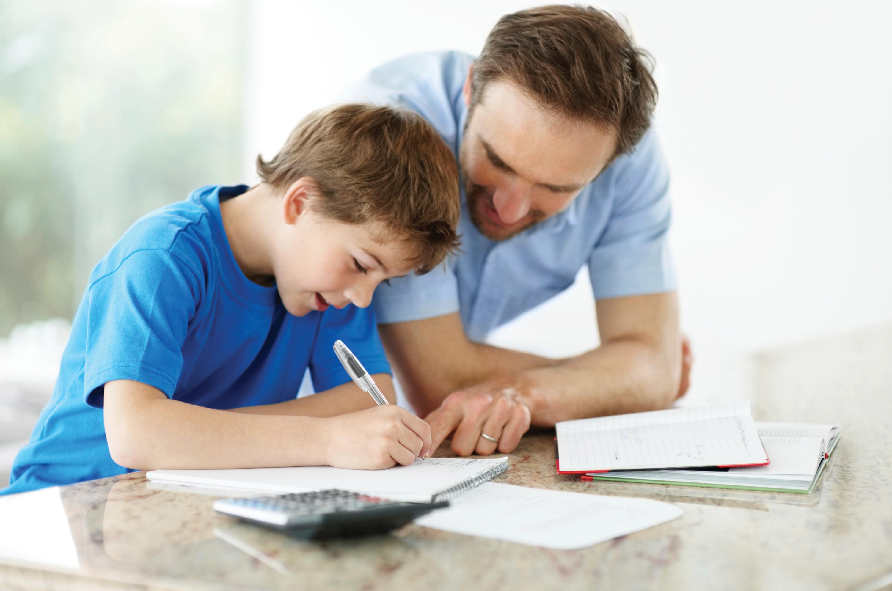 Are the children doing their homework. Воспитание ребенка. Родители и школьники. Уроки воспитания детей. Школьник с родителями.