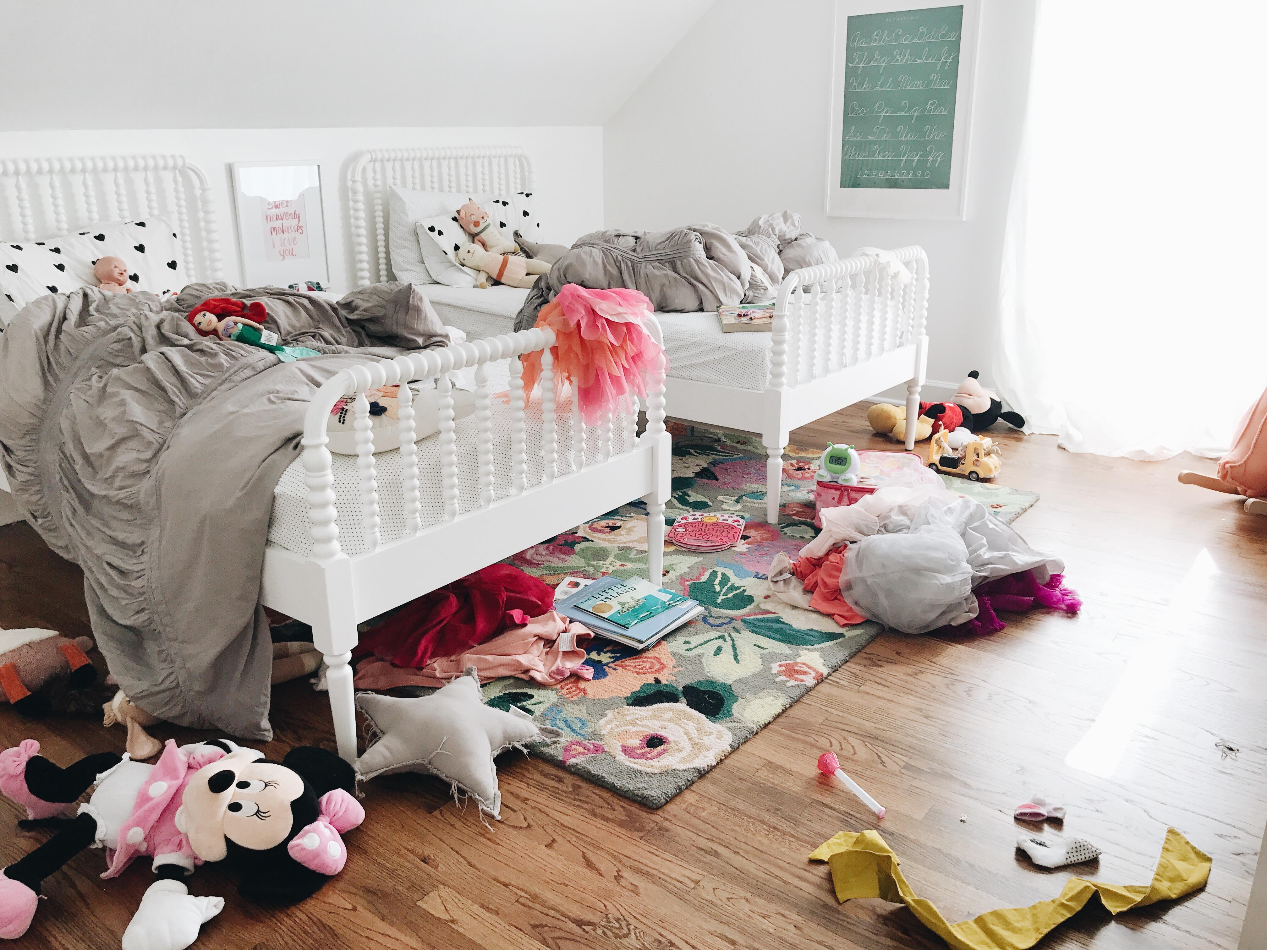 Раскиданные вещи в команаертре. Беспорядок в детской комнате. В детской комнате не убрано. В детской комнате не убрано. Разбросанные игрушки.